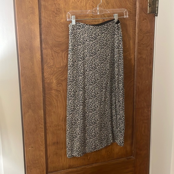 American Eagle Outfitters Dresses & Skirts - American eagle cheetah print midi skirt